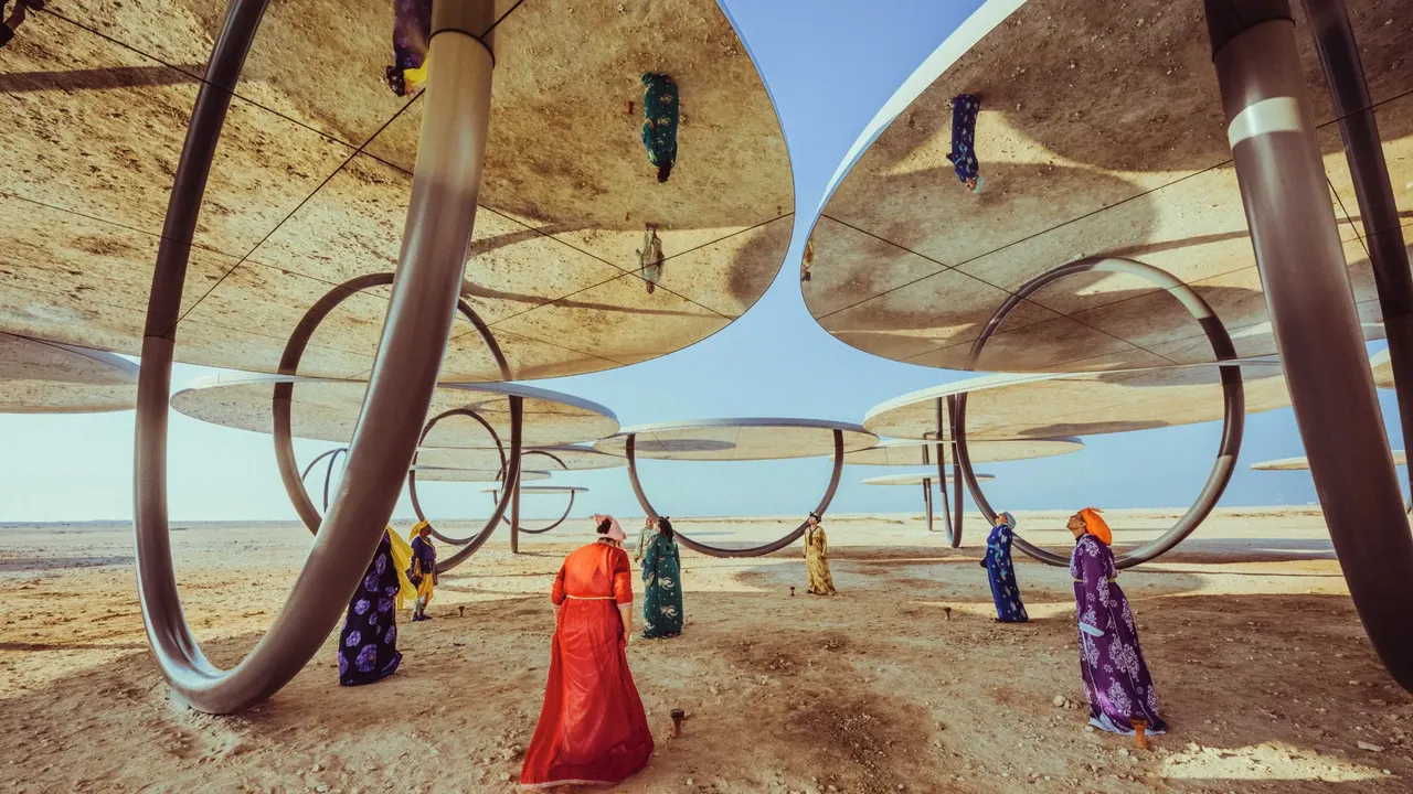 Corbeaux (2014), de Bouchra Ouizguen, en Shadows Traveling on the Sea of the Day, de Olafur Eliasson, 2022. JOSH S ROSE.